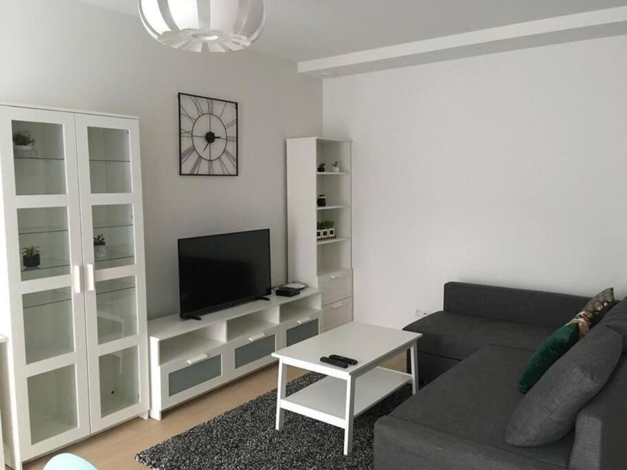 Apartment Modern 2 Bedrooms Flat In Center With Parking-3a *