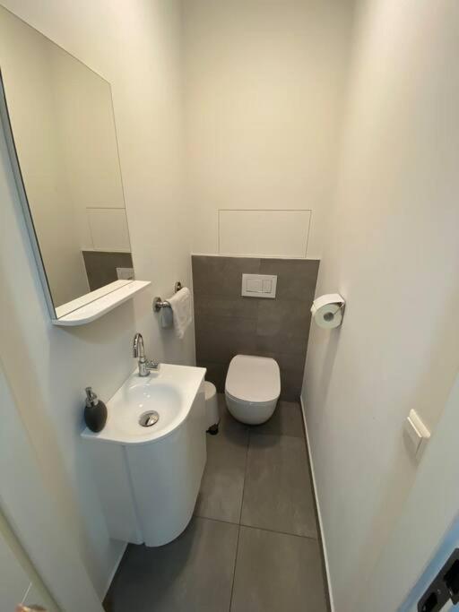 Apartment Modern 2 Bedrooms Flat In Center With Parking-3a